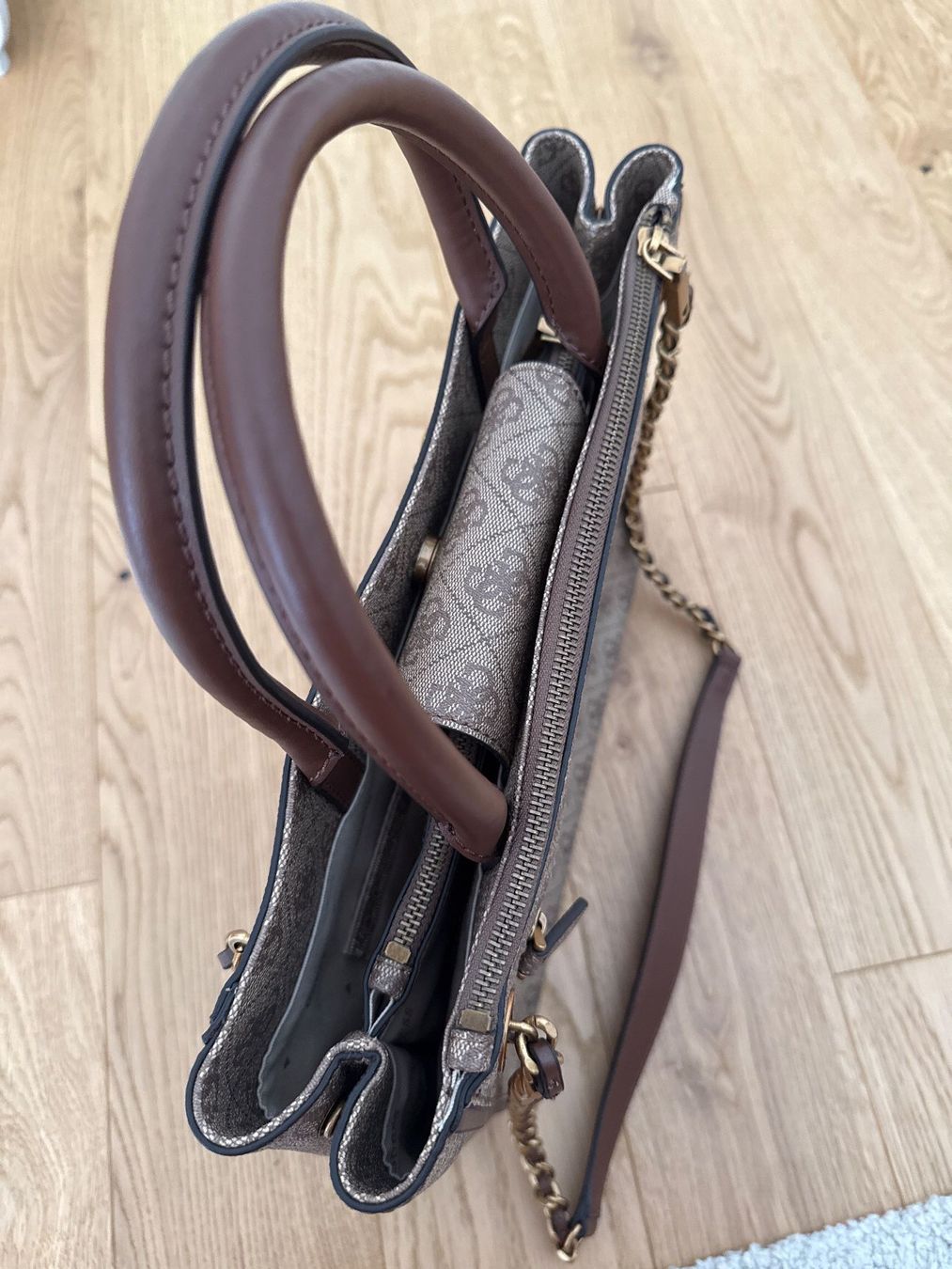 Guess Taschen für Damen: NEU! Guess Handtasche mit Staubbeutel – Neu und originalverpackt aus Schönenwerd von d.chiara 5