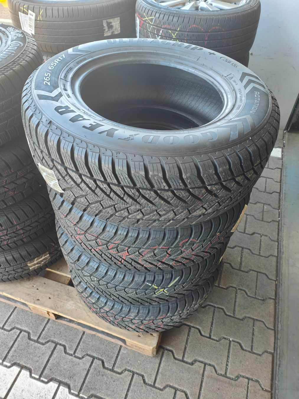 Goodyear Pneus & Kompletträder: Winterreifen 265/65 R17 – Gebraucht aus Oberengstringen von Reifen-Lagerverkauf