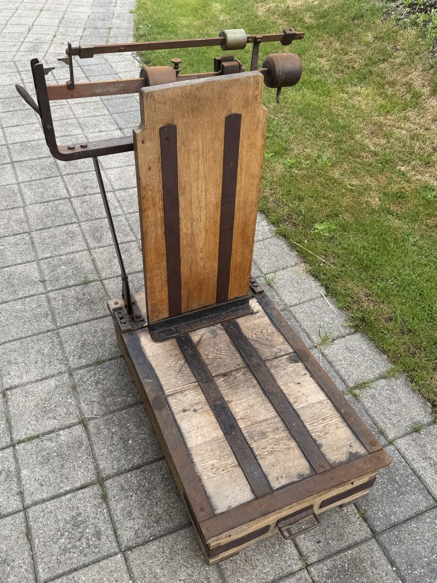 Tutte le decorazioni: Antike Sackwaage – Usato da Baar venduto da PownallHall 3