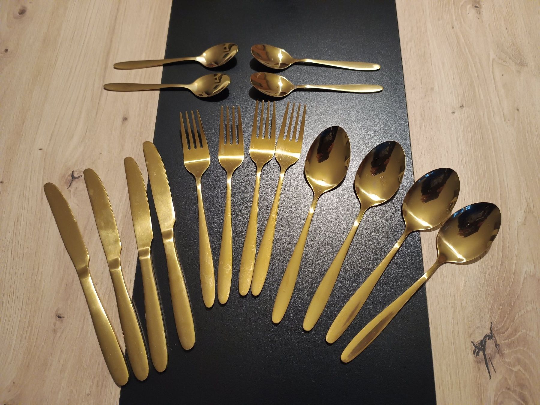 Set di posate: Goldenes Besteck 4-er Set – Usato da Pfäffikon SZ venduto da Elendir