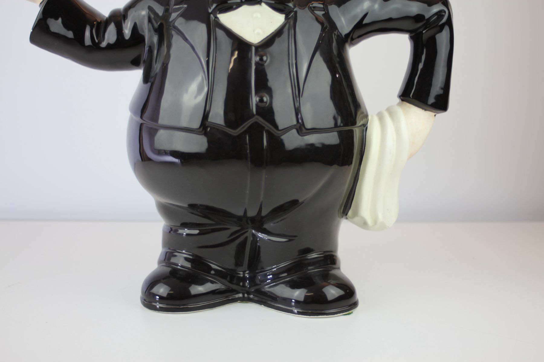 Figuren: Roy Simpson Keramik Kellner Figur J. Luber – Gebraucht aus Basel von IRMAundFRED 2