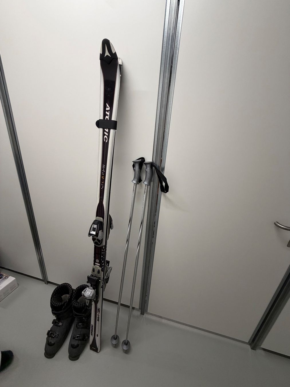 Skis: Sci da discesa Atomic Beta con scarponi e bacchette – Gebraucht aus Gossau ZH von SistersBeauty