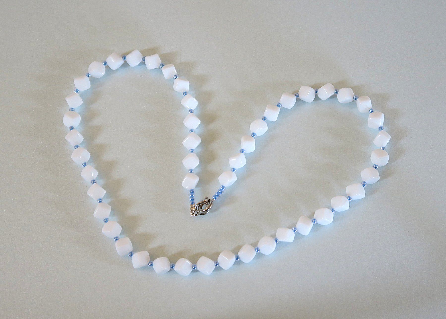 Catenine: Glasperlenkette weiss/hellblau – Usato da Brittnau venduto da marlenestone 1