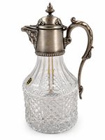 Dekorative Glaskaraffe mit verziertem Metalldeckel