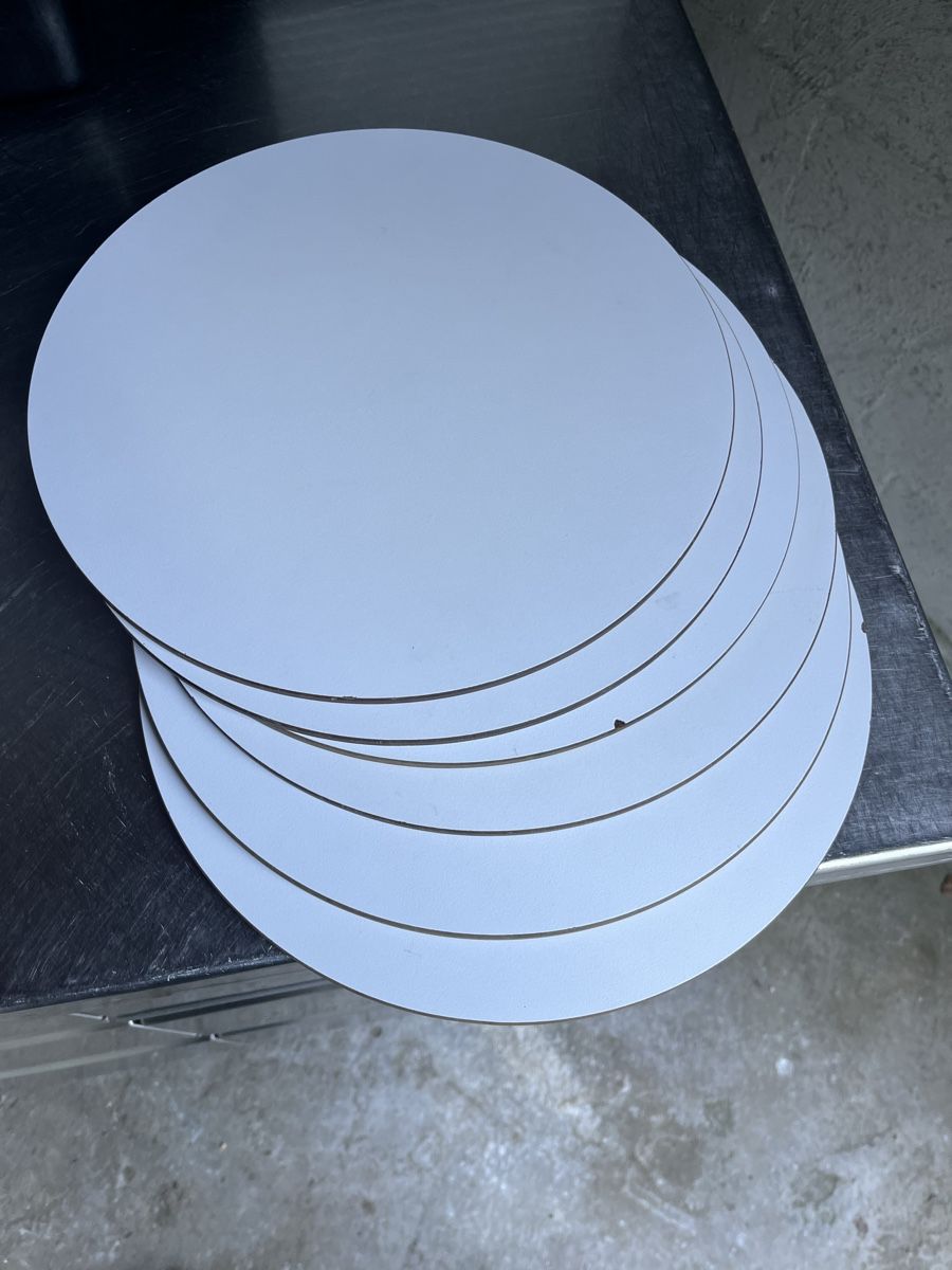 Servierplatten: 6 Stk. runde Servierplatten, Durchmesser 30cm, – Gebraucht aus Flaach von Auto6011