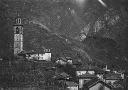 Intragna (TI) campanile e vigneti Centovalli