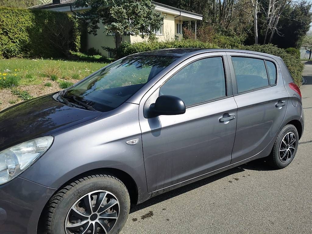 Autos: Hyundai i 20 Grau met. – Gebraucht aus Balterswil von Toyo2 1