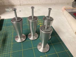 Lot de 4 pieds de meuble design en métal argenté