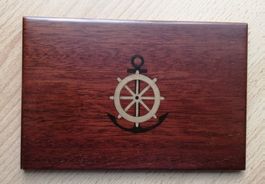 Kleine maritime Holzplatte mit Anker- & Steuerrad-Motiv