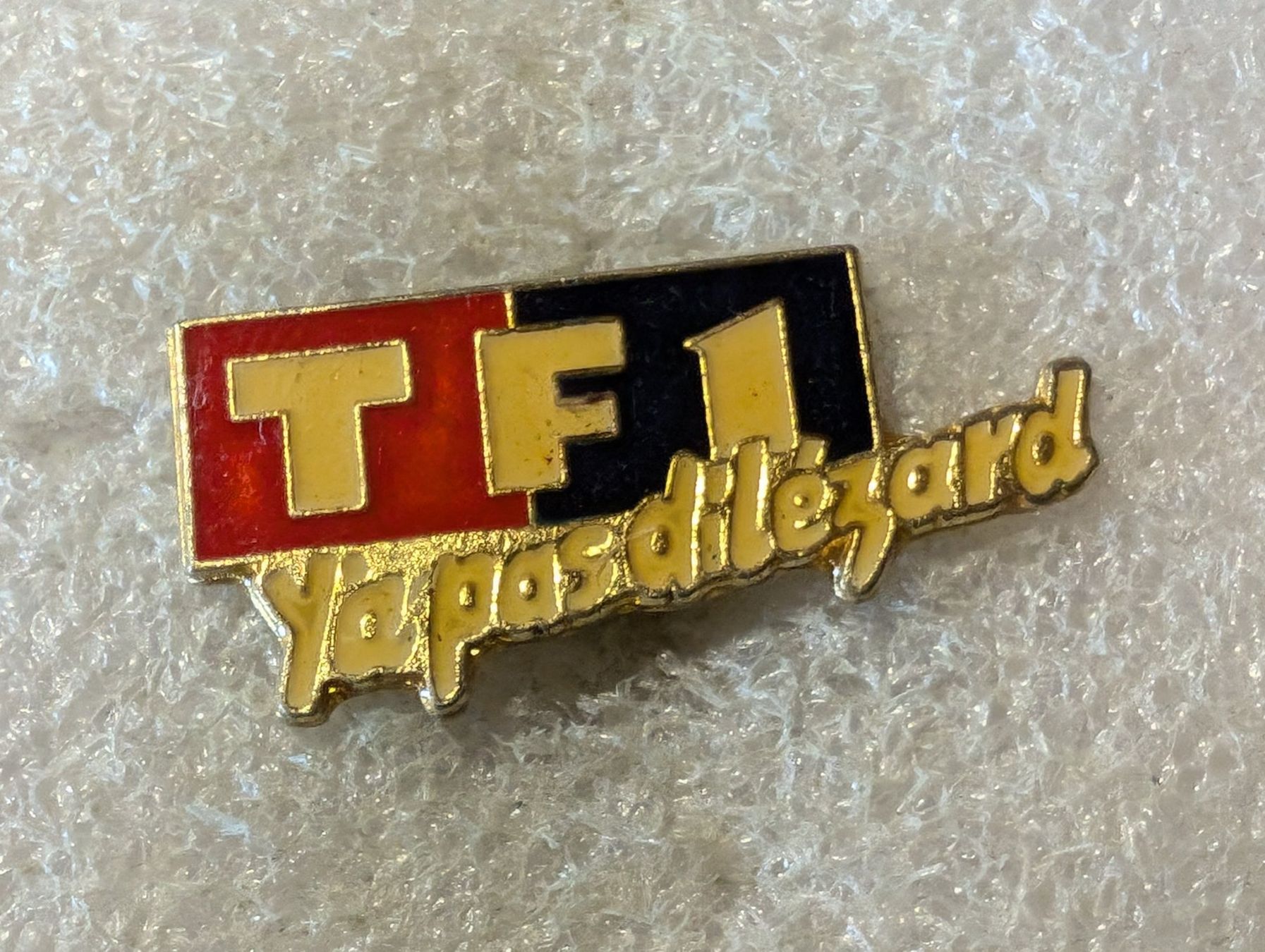 Placchette & Badge: Ansteckpin 156: TF1 – Usato da Oppligen venduto da Pin-Fall-Shop