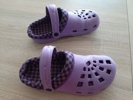 Clogs Schuhe violett mit Stoffeinlage Gr. 38/39, Marke ???