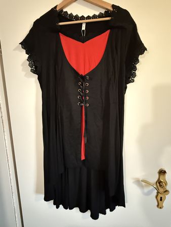 Schwarze Tunika mit rotem Einsatz, Schnürung, Gr. 2XL