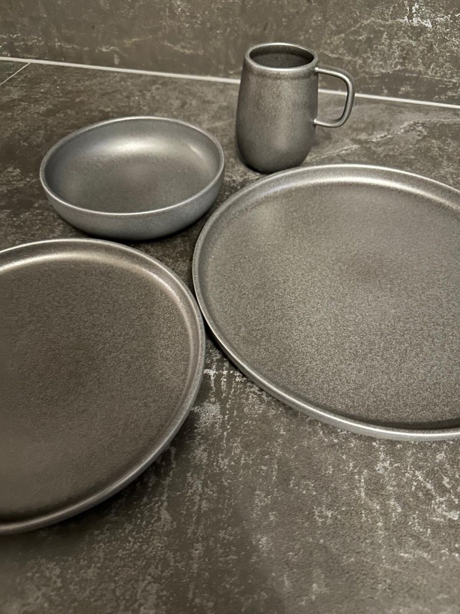Set di piatti: Keramik- Geschirr-Set matt schwarz – Usato da Gossau ZH venduto da Celestino_2.0 1