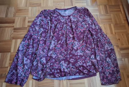 Blouse violette à fleurs/Bluse lila mit Blumenmuster