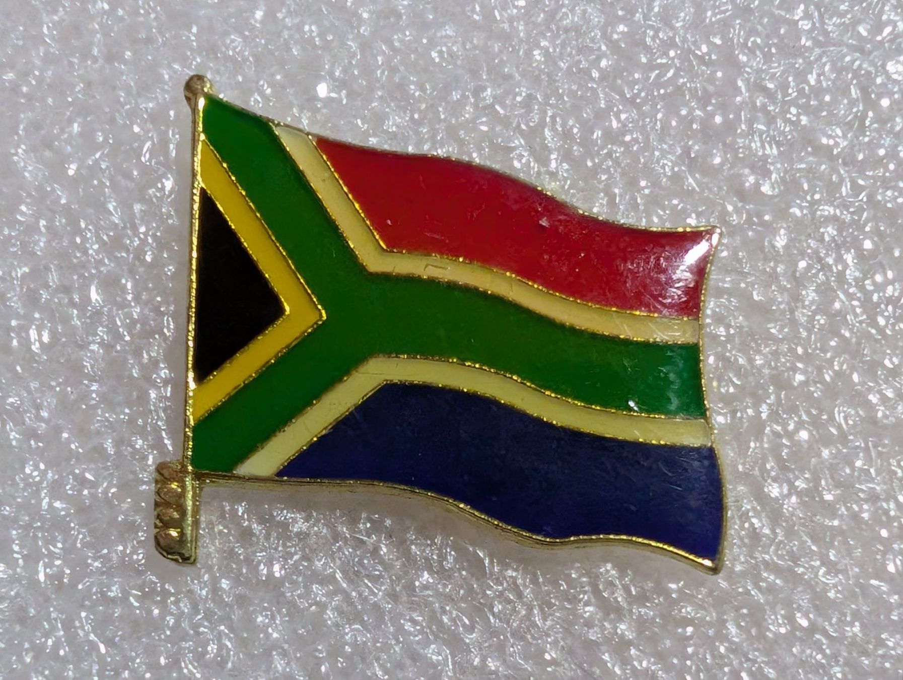 Plaketten & Abzeichen: Ansteckpin 253: Flagge – Gebraucht aus Oppligen von Pin-Fall-Shop