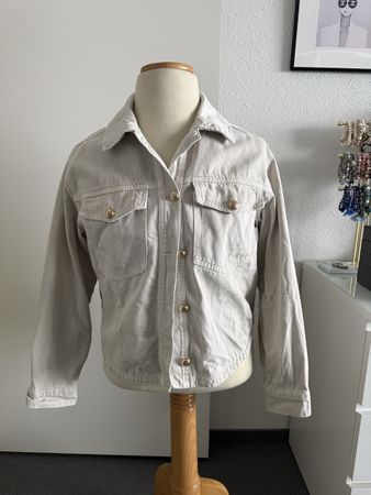 Trendige beige Jeansjacke mit goldenen Details, Gr. 36