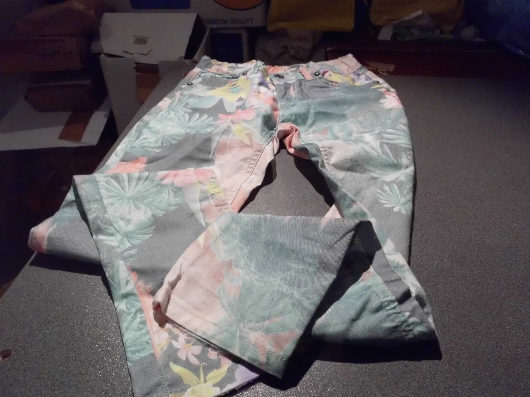 Pantalons: Hose Grösse 152,  Inside, farbiges Blumenmuster – D'occasion à Zürich par abraxas1291