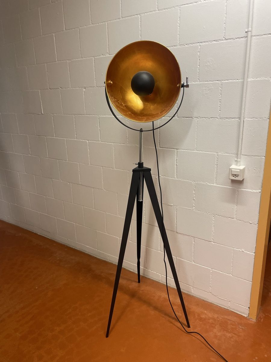 Lampen: Stehlampe Tripod schwarz/gold – Gebraucht aus Rifferswil von Klabourettli 1