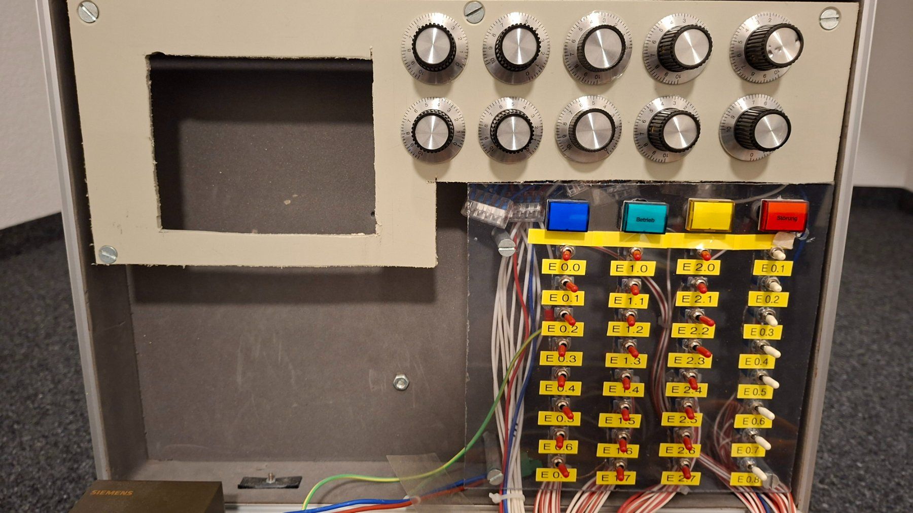 Siemens Componenti elettronici: Siemens SPS Steuerung Simatic Koffer mit Software + 2 Panel – Usato da Münsingen venduto da Seedy 8