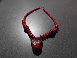 Kette rot/goldig, spezieller Anhänger