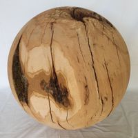 Holzkugel aus Apfelholz, Ø 61 cm