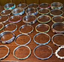 Großes Konvolut Strass-Armreifen & Modeschmuck  33 Stück