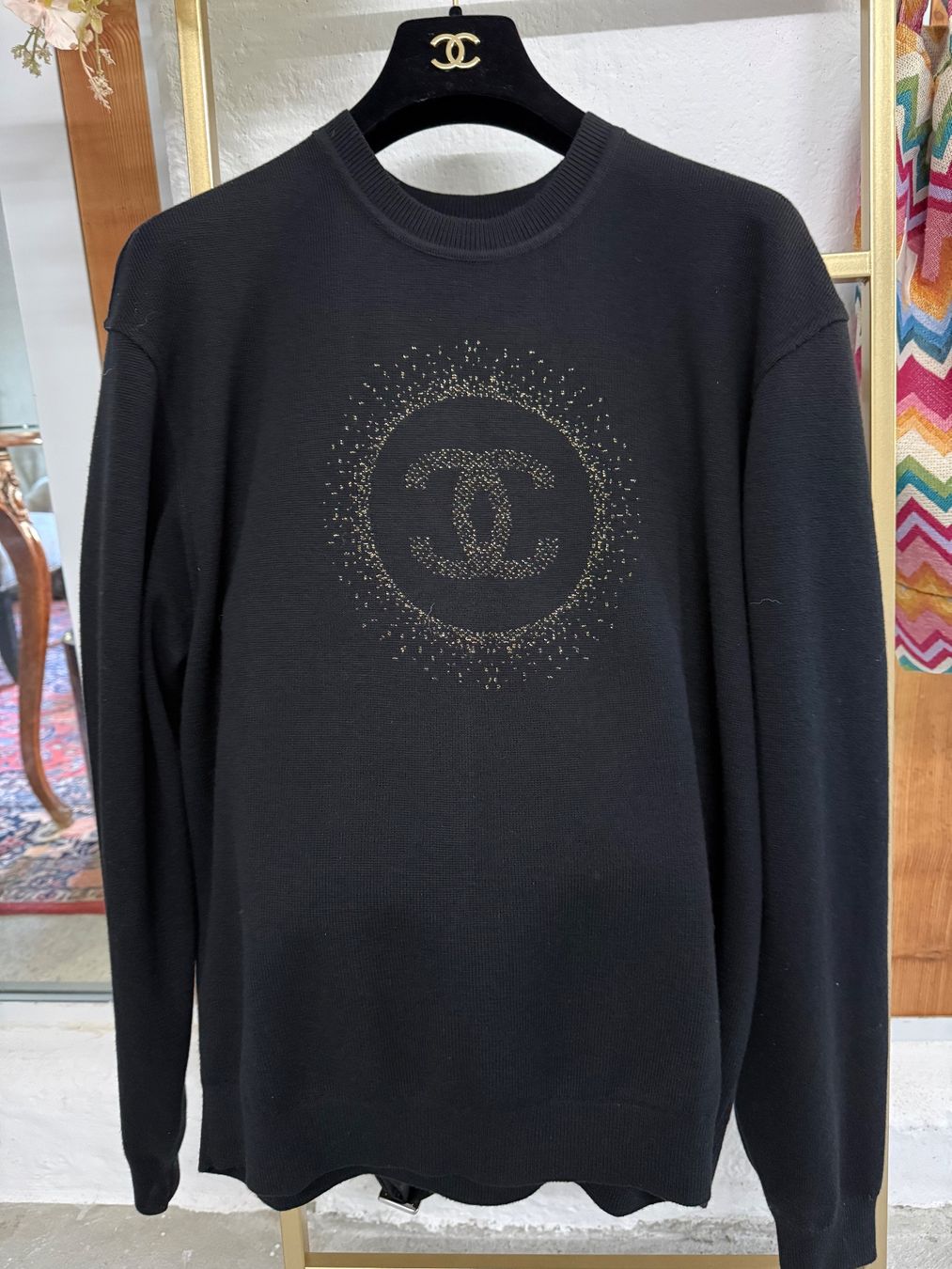 Chanel Maglioni & Felpe: Pullover Chanel schwarz Gold Logo Muster gebraucht – Nuovo e nell'imballaggio originale da Lutzenberg venduto da Schatzkiste88