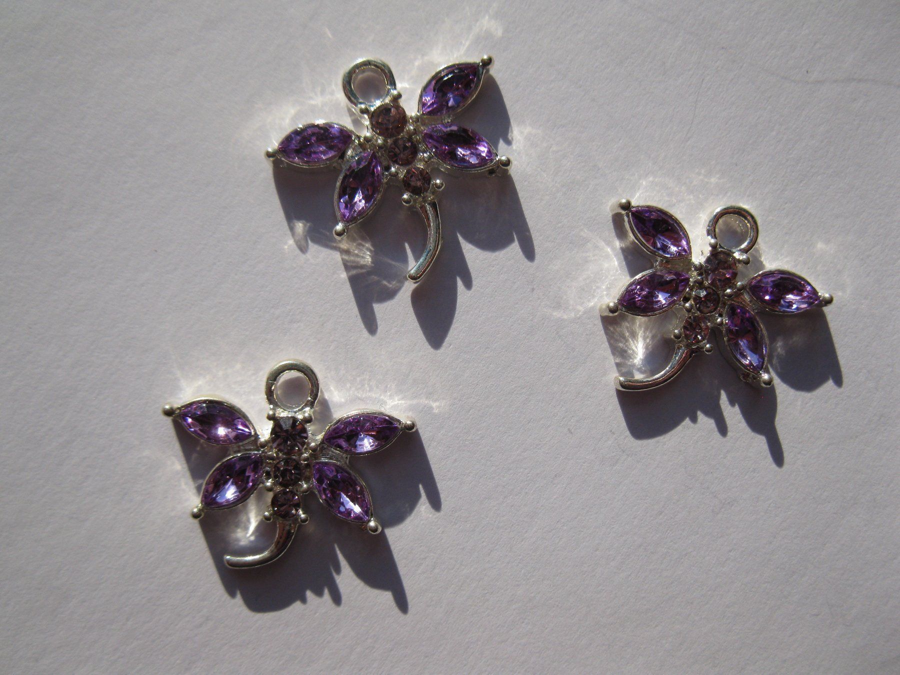 Perle (finte): Anhänger Libelle versilbert mit lila Strass – Nuovo e nell'imballaggio originale da St. Margarethen TG venduto da LuanaKa 1