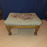 Fusshocker bestickt Holz gebeizt ca 36cm Breite