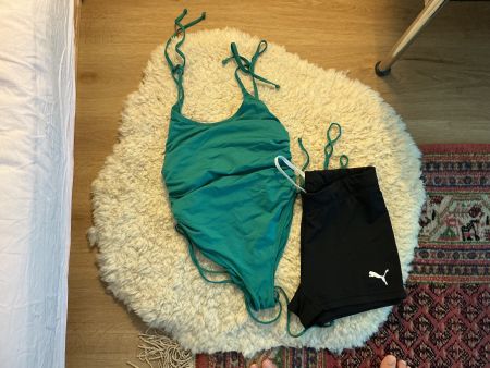 Badeanzug Smaragdgrün Grösse S mit Puma Shorts Schwarz