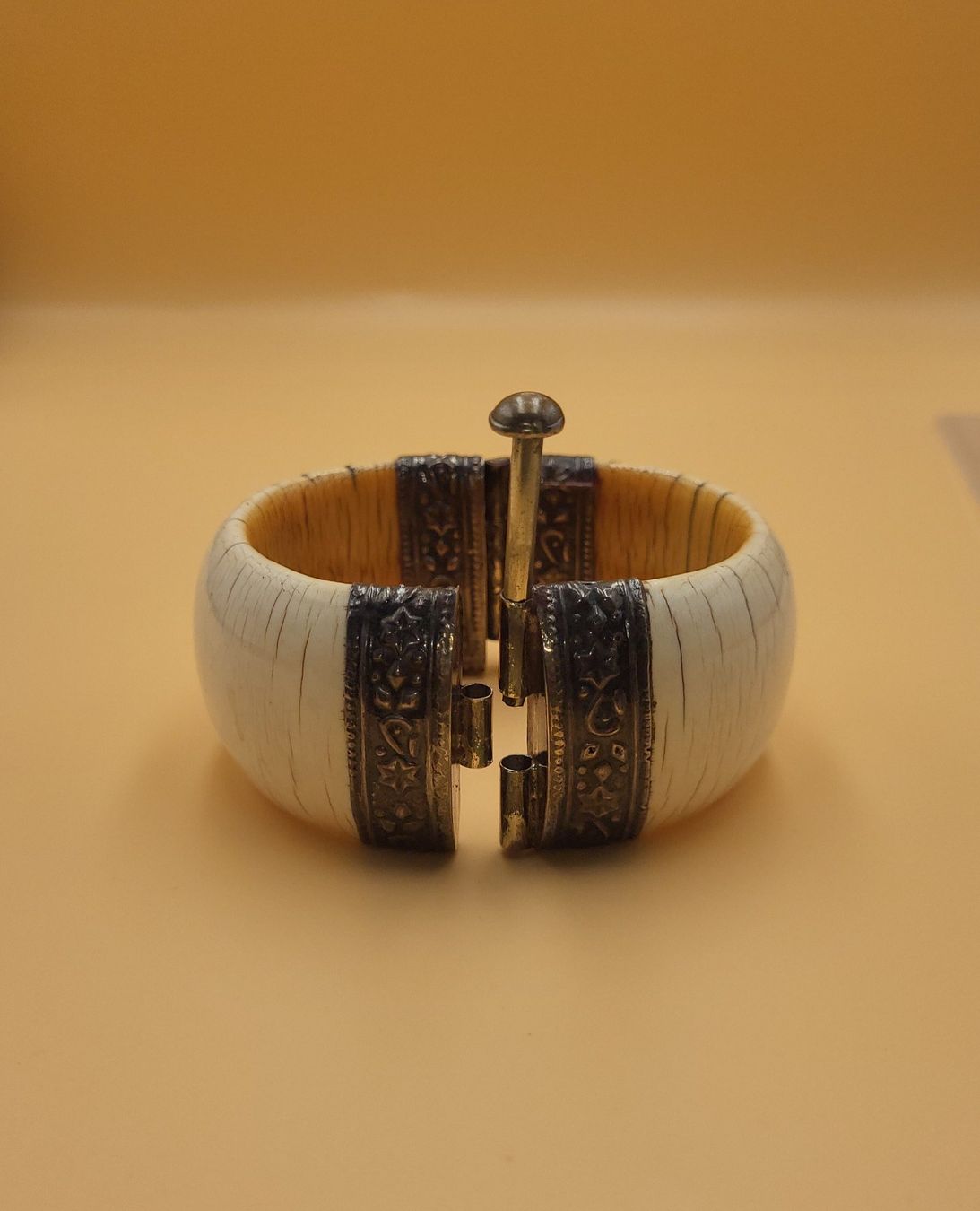 Armbänder & -reifen: Antiker Armreif mit Silber Verschluss – Gebraucht aus Wald ZH von SwissPawnshop 2