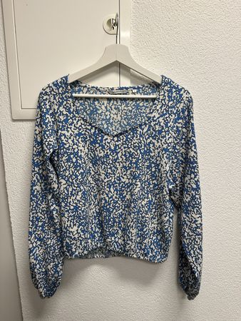 Sehr schöne weiss-blaue Bluse