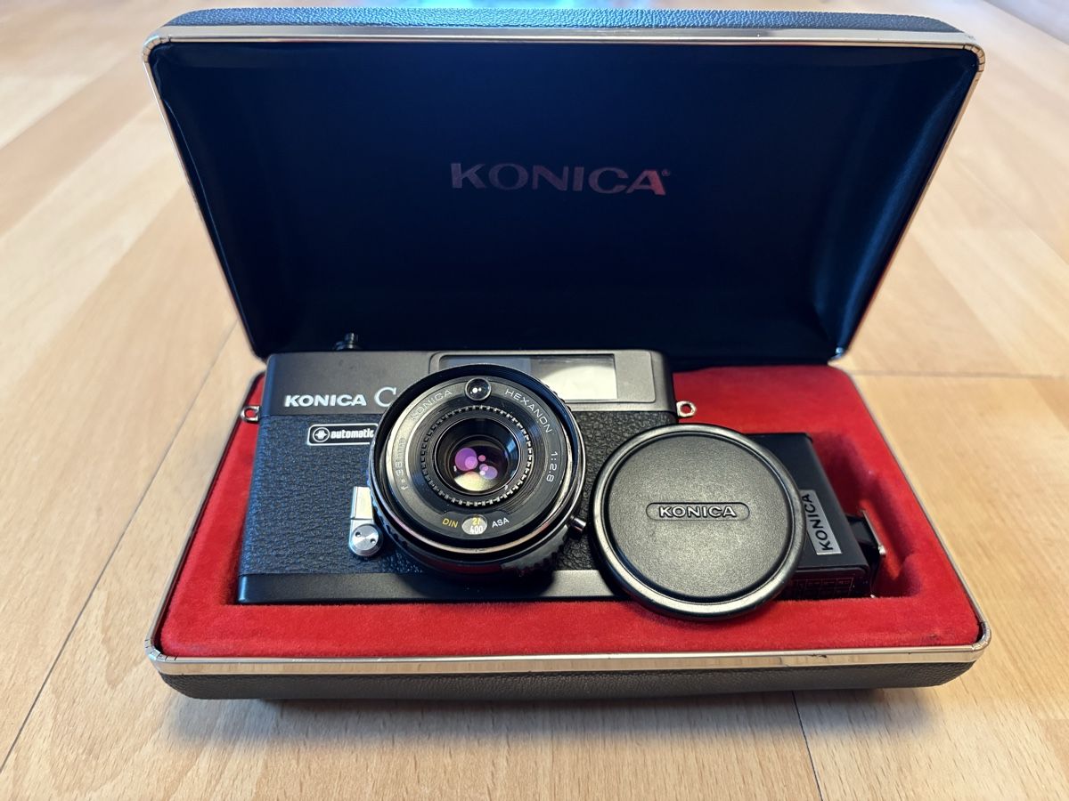 Konica Fotocamera: Konica C35 Automatic Schwarz in Hardcase – Usato da Bettwiesen venduto da wombat90