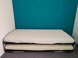 Hochwertiges Metallbett mit integriertem Gästebett
