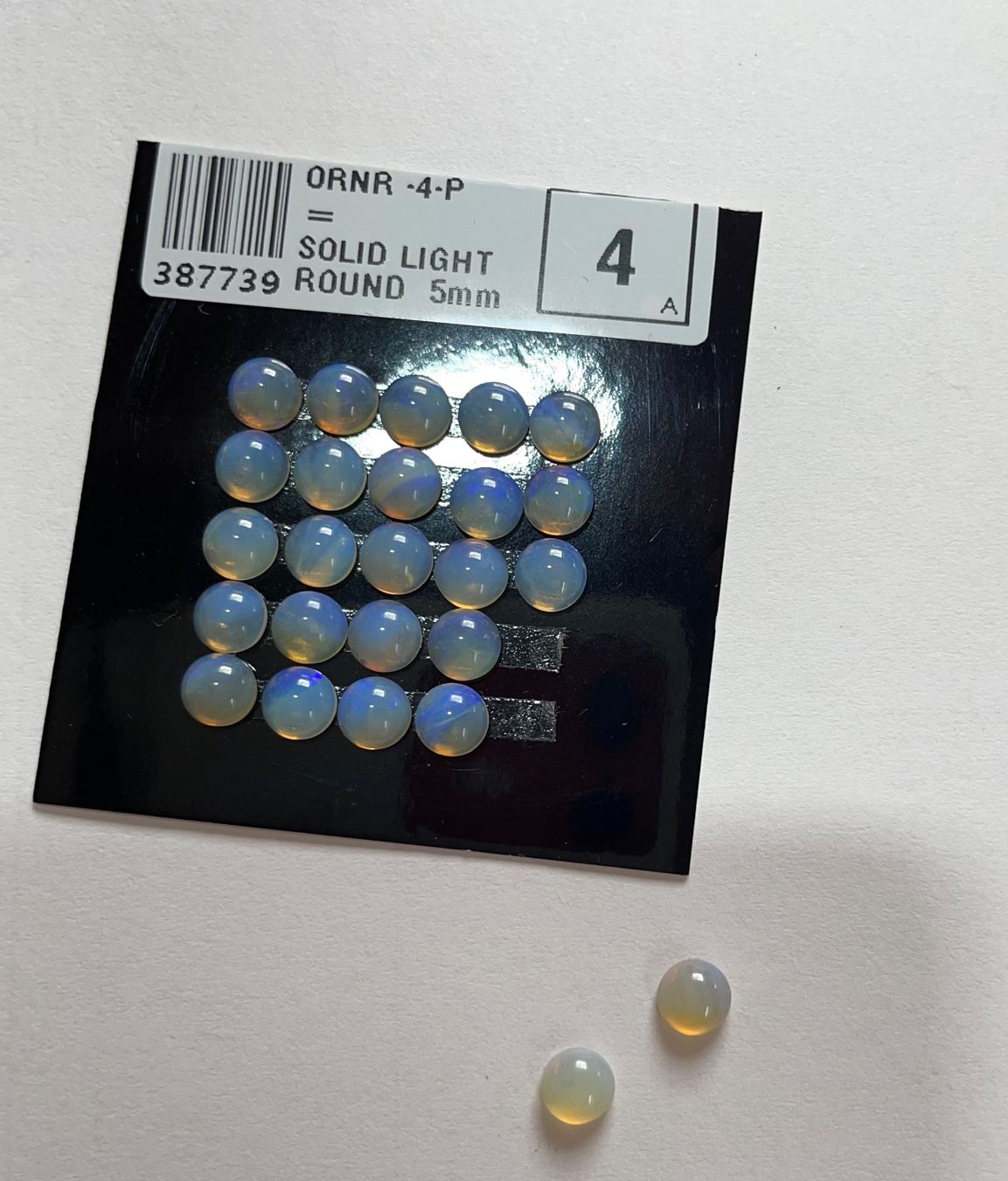 Fossili: 25  Stk  Cabochons Opal   rund 5mm   echt winzig neu   SET – Nuovo e nell'imballaggio originale da Leuggern venduto da gemshow 3