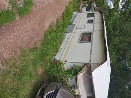 Wohnwagen mit Stellplatz