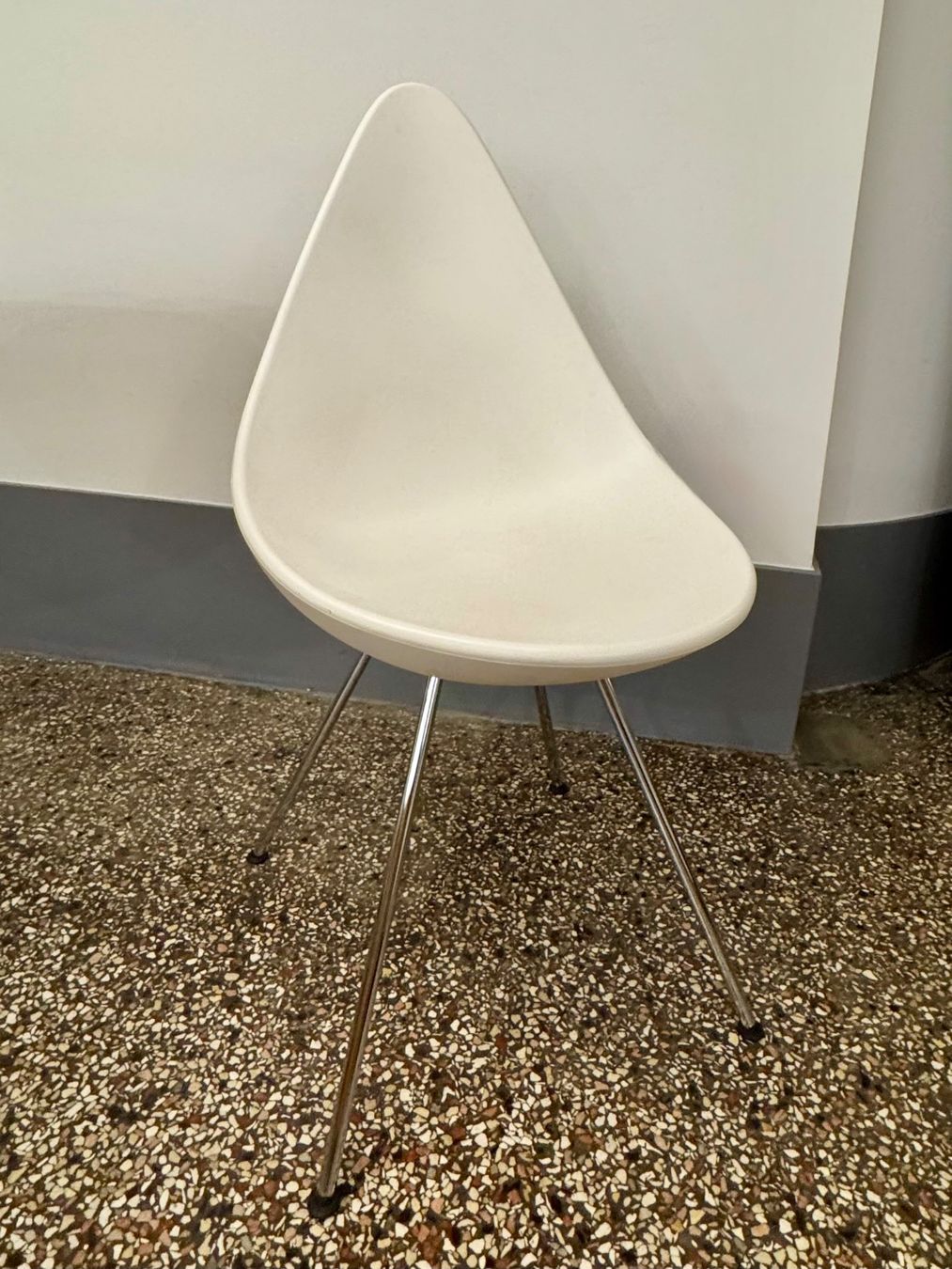 Fritz Hansen Chaises: Fritz Hansen - Arne Jacobsen Drop Chair – D'occasion à Bern par jensstr1979