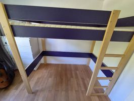 Hochbett aus Holz, blau. Optional mit Matratze inklusive.