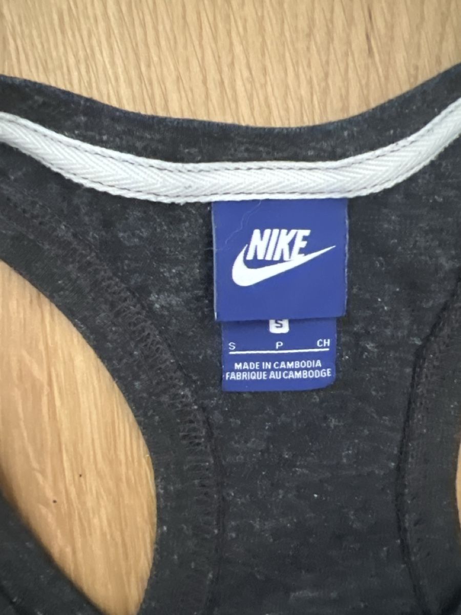 Nike Top: Nike Top Damen Grösse S Dunkelgrau meliert – Usato da Recherswil venduto da ch0_y9gb 1