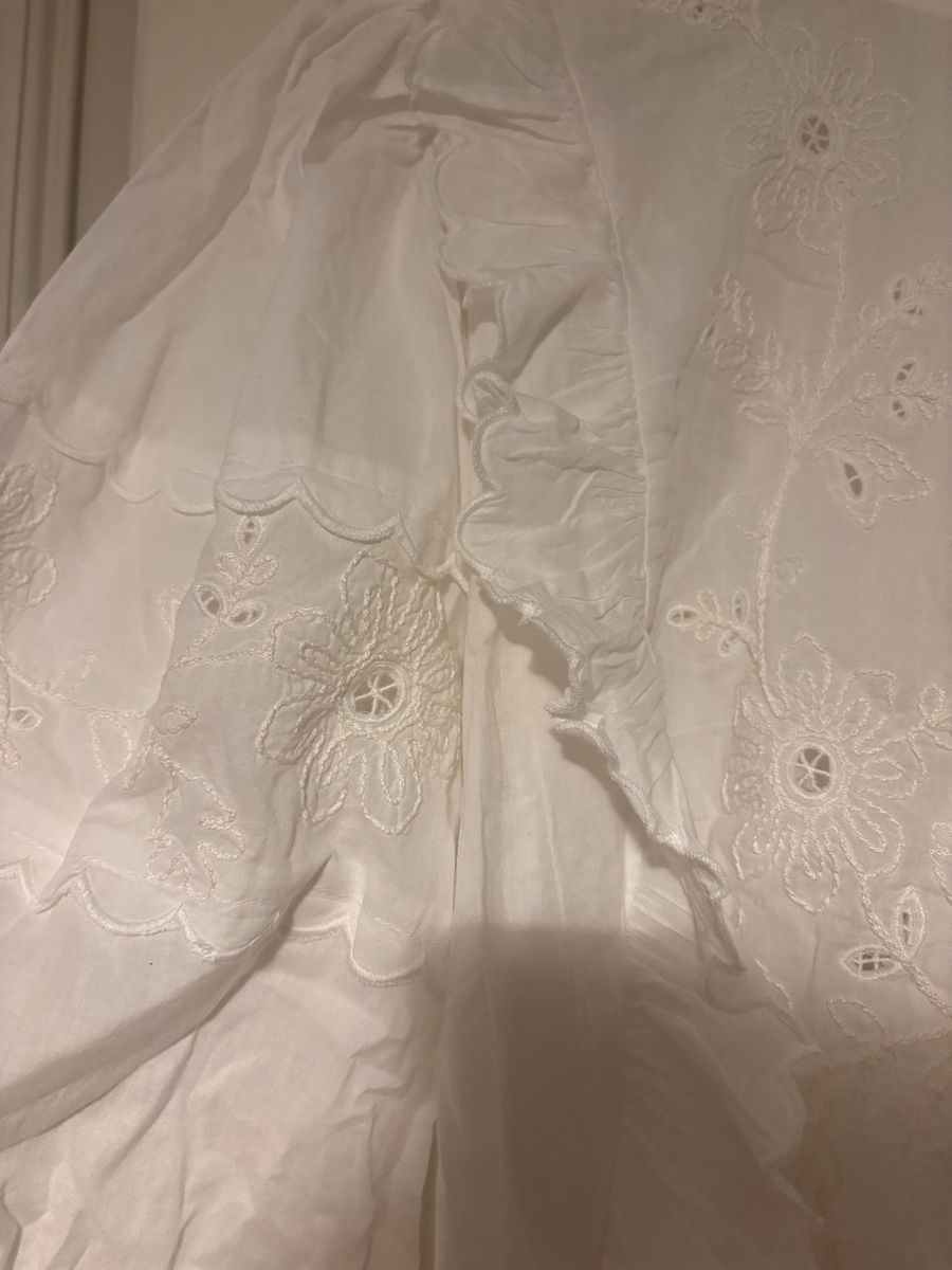 Primark Camicette: Weisse Bluse mit Volant/Lochmuster – Nuovo (secondo la descrizione) da Zürich venduto da user011003240804 1