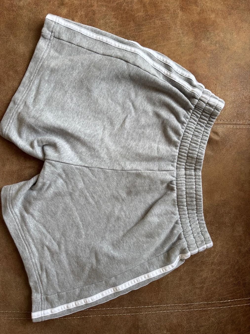 Adidas Pantaloni: Adidas Hose grau kurz – Usato da Bern venduto da Rkw_8 1