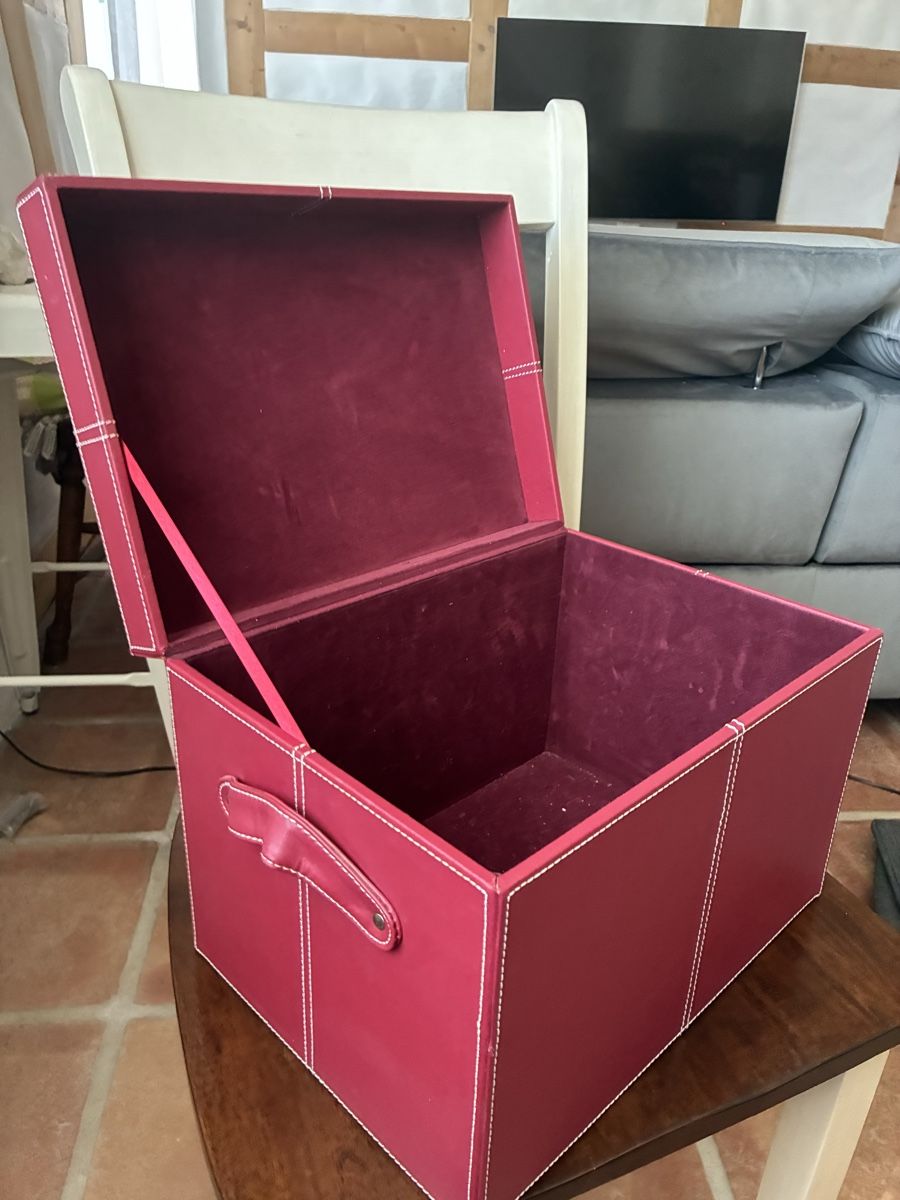 Interio Sonstige Dekorationen & Accessoires: Rote Kunstleder Truhen – Gebraucht aus Weiach von gabs_cdn 1