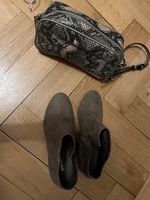 Stiefeletten und Tasche Schlangenmuster