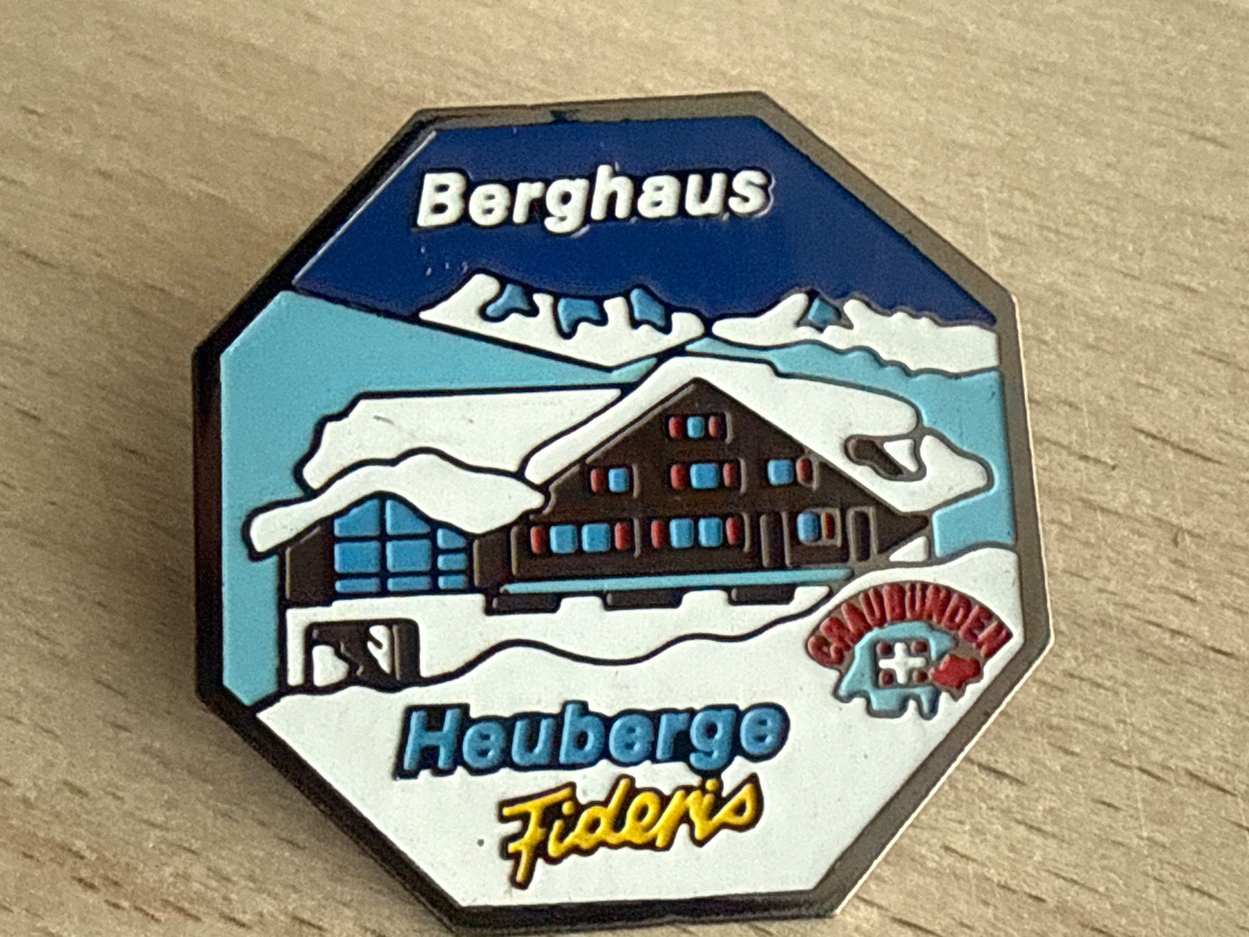 Plaketten & Abzeichen: Pin Berghaus Heuberge Fideris – Gebraucht aus Glattbrugg von Schweigmatt