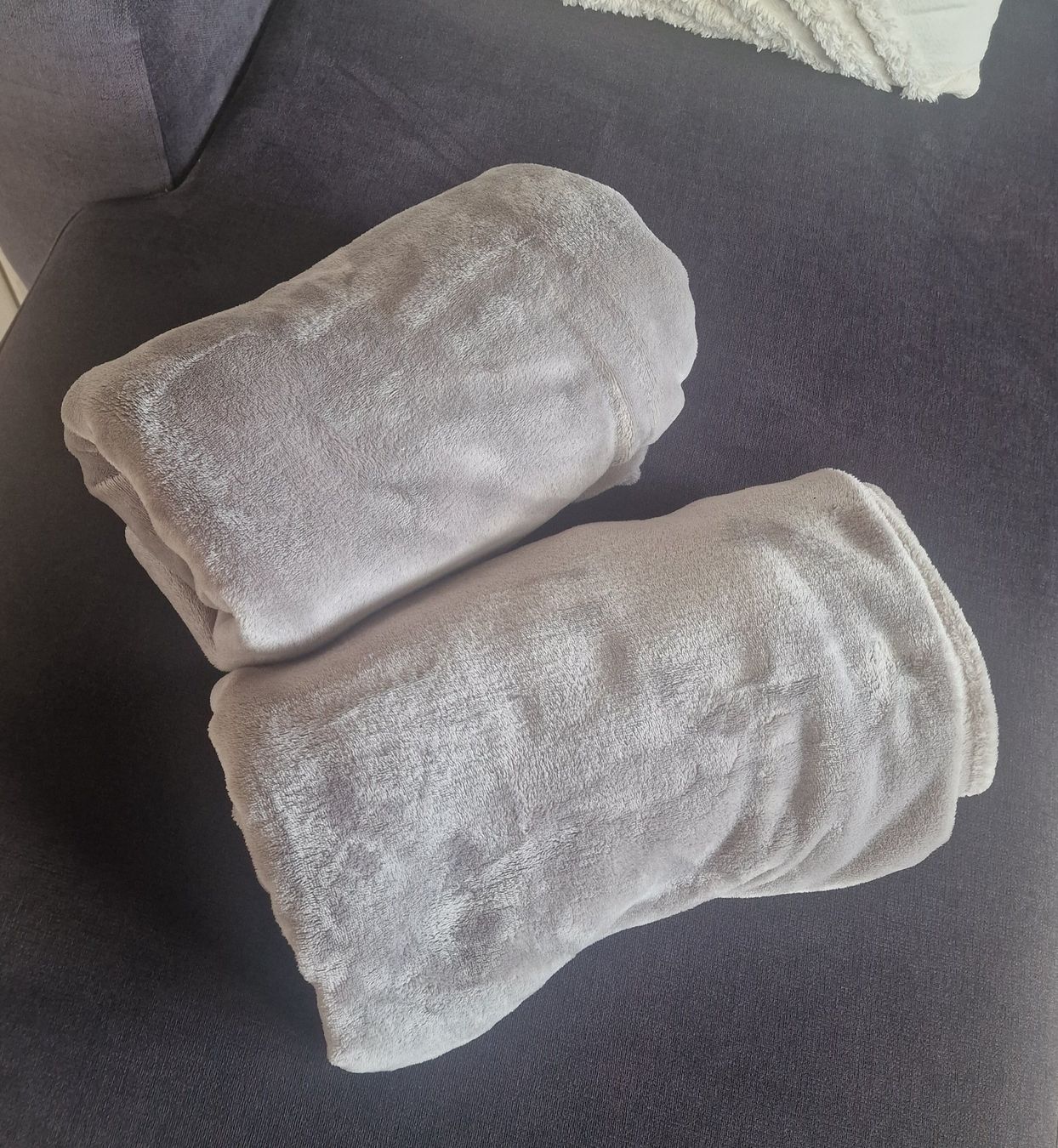 Conforama Coperte: 2 Kuscheldecken grau – Usato da Falera venduto da Fudax 1