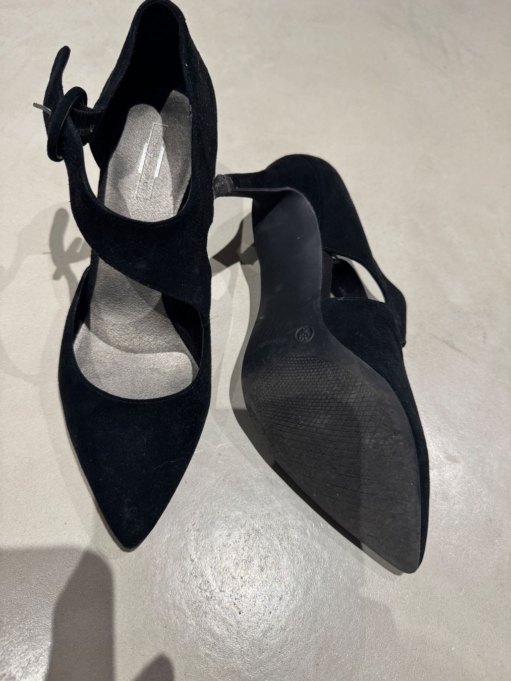 Damenschuhe: Escarpins noirs en daim – Gebraucht aus giffers von sev_c9x9 3