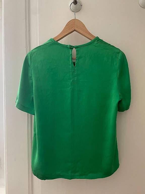 Camicette: Grünes Blusenshirt mit Rückendetail  Grösse S – Usato da Männedorf venduto da A.L. 1