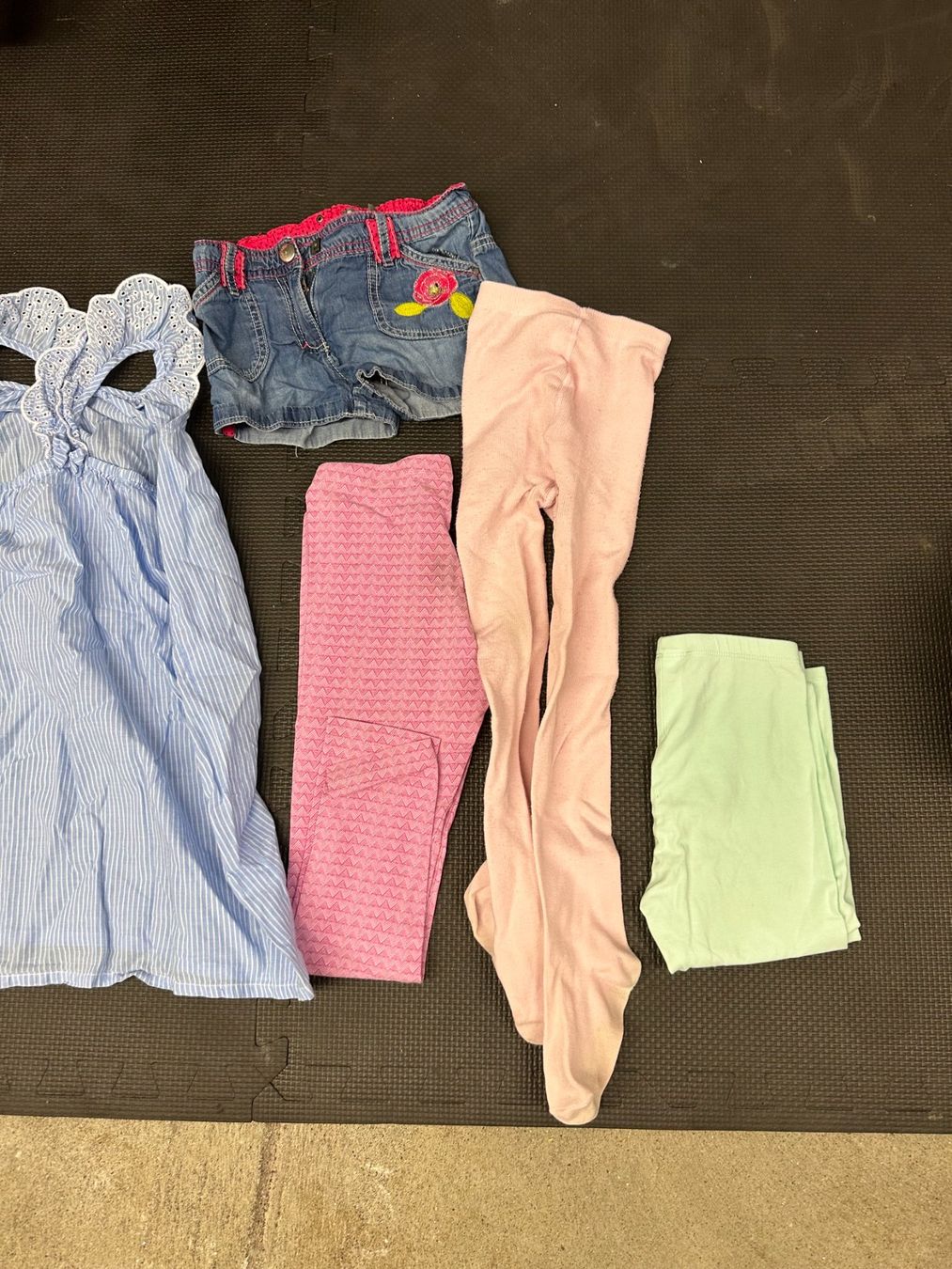 Lotti & Set di vestiti: Kleiderpaket Mädchen 9 Kleiderstücke 110/116 – Usato da Knonau venduto da Soni2 3