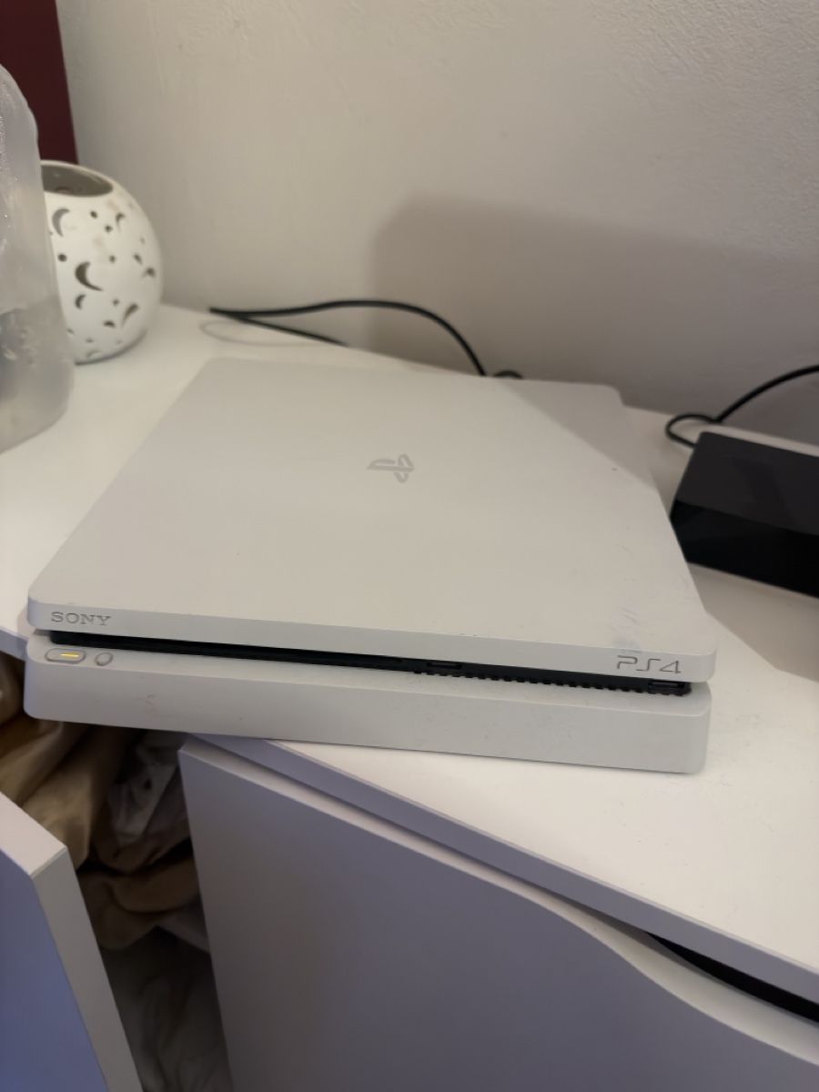 Sony Consoles: Ps4 – D'occasion à Val D - Illiez par len_9szy