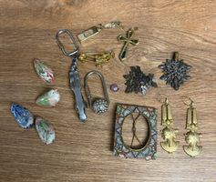 Konvolut Schmuck Anhaenger Ohrringe Figuren Vintage alt